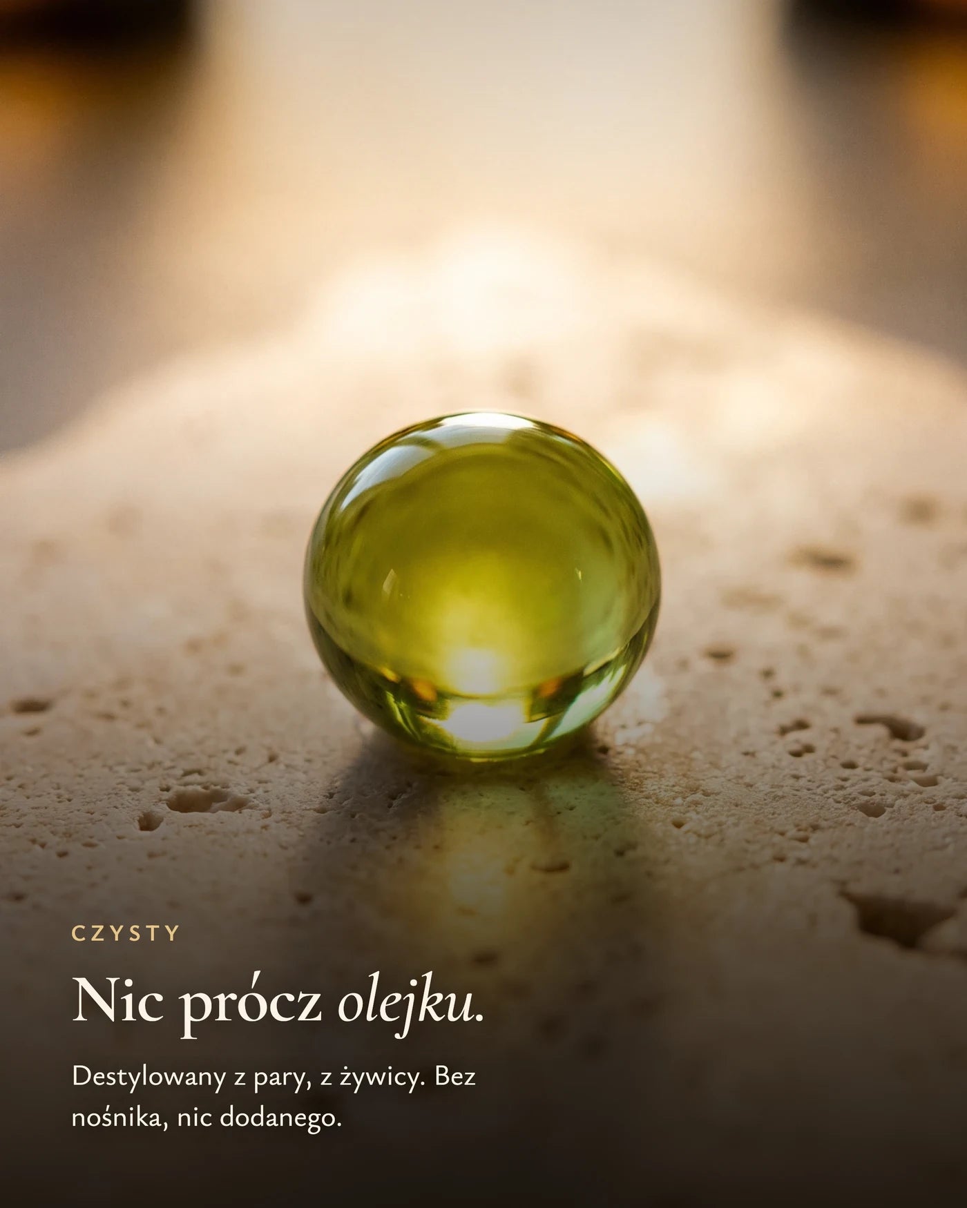 Czysta kropla destylowanego olejku