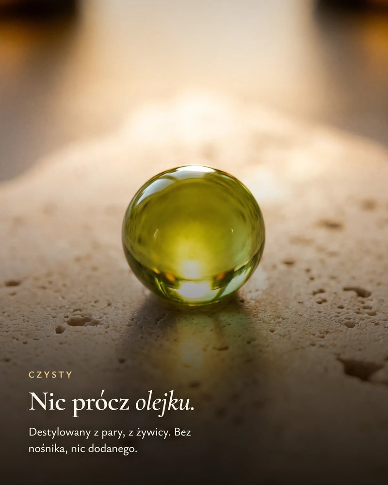 Czysta kropla destylowanego olejku